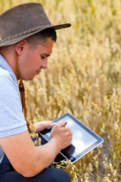 Digitaler Bauernhof Porträt Eines Bauern Der Einem Goldenen Weizenfeld Sitzt — Stockfoto