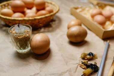 Paschal yumurtalarını süslemek için aletler, Pysankas. İş yeri. Kırsal bir geçmişi var. Yumurta koleksiyonu. Yumurta çizmek için ev yapımı kalem. Tatil için hazırlık. El işi kağıdı. Gelenek işte. Etnik zemin. Dekor.