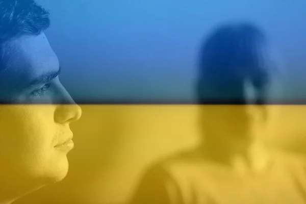 Война Украина Молодой Человек Женщина Разговаривают Разговор Размытый Фон Презентации — стоковое фото
