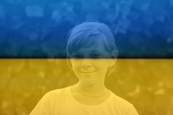 Война Украина Открытый Портрет Улыбающейся Маленькой Девочки Светлыми Волосами Белой — стоковое фото