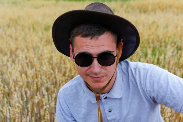Человек Солнечных Очках Портрет Фермера Стоящего Золотом Пшеничном Поле Голубым — стоковое фото