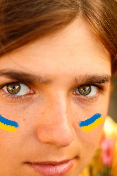Ουκρανική Σημαία Στα Μάγουλα Κοντινό Πλάνο Πορτραίτο Μιας Νεαρής Γυναίκας — Φωτογραφία Αρχείου