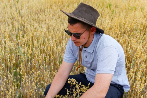 Junge Erntehelfer Porträt Eines Bauern Der Einem Goldenen Weizenfeld Sitzt — Stockfoto