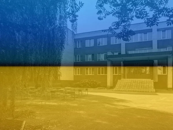 Bandera de Ucrania. Patio de escuela vacío con escritorios para alumnos. Estudiando al aire libre. Estilo de vida del brote de coronavirus: actividades escolares al aire libre con medidas de distanciamiento social. Volver a la escuela durante la cuarentena —  Fotos de Stock