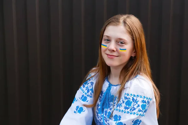 Украинский ребенок. Украинская девочка-подросток на Вышиванке. Молитесь за Украину. молясь о мире. Счастливый ребенок празднует День Независимости. Победа в войне. Концепция надежды. Флаг на щеки. Портрет крупным планом — стоковое фото