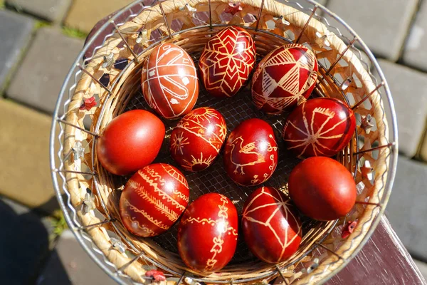 Defocus Closeup Basket Colored Red Eggs Easter Holiday Concept Moderní — Stock fotografie