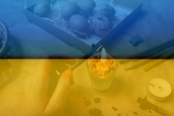 Женщина Держит Ручку Пысачок Рядом Пламя Нагревает Подготовка Покраске Украинских — стоковое фото