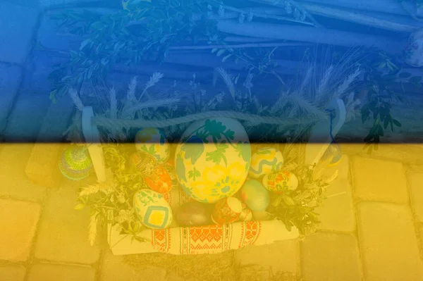 复活节彩蛋盒手工制作的紫红色家居装饰 白色盒子上有色彩艳丽的复活节彩蛋 创意工艺概念 乌克兰传统 高收视率 乌克兰国旗 — 图库照片