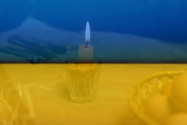 Candela Ucraina Con Luce Sfondo Rustico Strumenti Decorare Uova Pasquali — Foto Stock