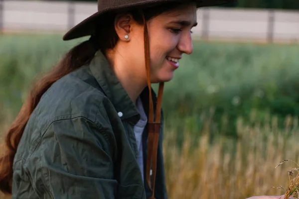 Desenfoque Sonriente Joven Con Sombrero Vaquero Una Chica Con Sombrero —  Fotos de Stock