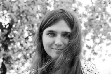 Esmer, uzun saçlı, beyaz kadın, bahar romantik aroma parkında çiçek açan ağaçların etrafındaki açık hava yaşam tarzı portresi. Romantik bir portre. Siyah ve beyaz ton. Odaklanamıyorum.