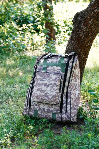 Rozproszyć Wojskowy Plecak Worek Wojskowy Zielonym Tle Trawy Pobliżu Drzewa — Zdjęcie stockowe