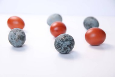 Beyaz arka planda mavi ve kırmızı yumurtaları defocus. Minimum Paskalya kutlaması konsepti. Tasarım, görsel sanat, minimalizm. Denge ve uyum kavramı. Akıl sağlığı. Şablon. Odaklanamıyorum.