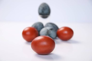 Beyaz arka planda mavi ve kırmızı yumurtaları defocus. Minimum Paskalya kutlaması konsepti. Tasarım, görsel sanat, minimalizm. Denge ve uyum kavramı. Akıl sağlığı. Şablon. Zen. Odaklanamıyorum.