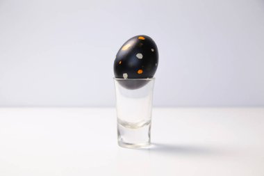 Farklı süslemelerle siyah polka yumurtasını defocus. Paskalya yumurtalarını kapat. Beyaz arka planda pastel renkte. Minimum Paskalya kutlaması konsepti. Tasarım, görsel sanat, minimalizm