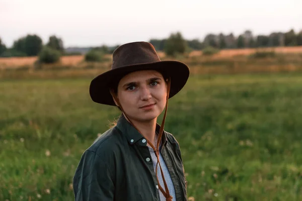 Defocus Young Woman Cowboy Hat Girl Cowboy Hat Field Sunset — стоковое фото