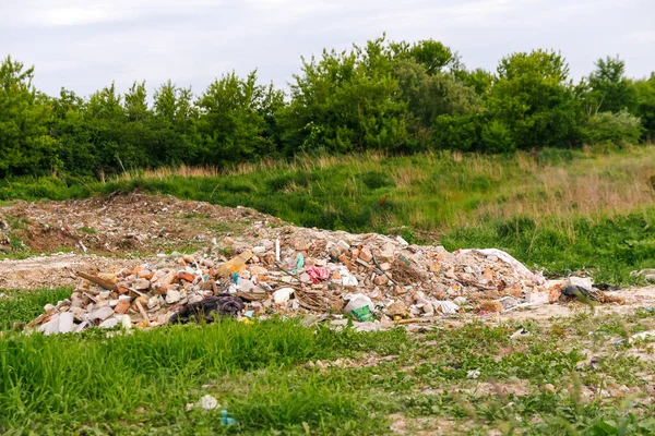 Defocus büyük harabeler, Ukrayna enkazı, savaş. Ekoloji kavramı. Doğal yeşil çimen arka planında büyük bir çöp yığını, küresel ısınma. Yakın plan. Kirlilik. Soyut arkaplan. Odaklanamıyorum