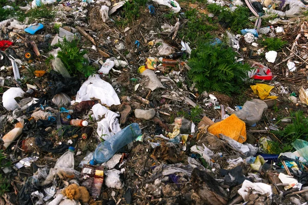 乌克兰沃洛德梅尔- 05.06.2021：分散注意力模糊了巨大的垃圾填埋场。生态概念。垃圾堆在大自然的绿草背景上，全球变暖。摘要背景。注意力不集中 — 图库照片