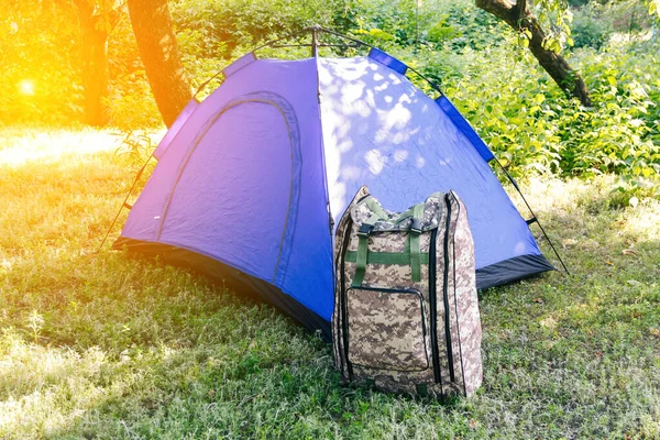 Defocus Blauwe Open Toeristische Tent Groene Natuur Achtergrond Legerrugzak Toerisme — Stockfoto