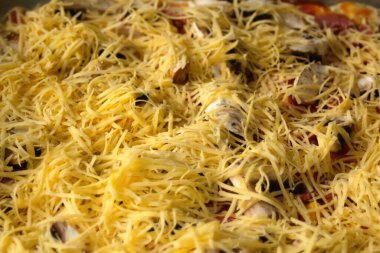 Defocus, üzerine taze rendelenmiş mozzarella peyniriyle tüm pizzayı yakın plan çek. Hamur üzerinde pizza için Defocus yakın çekim malzemeleri. Ev yapımı sarı İtalyan pizzası. İtalyan mutfağı geçmişi. Odaklanamıyorum.