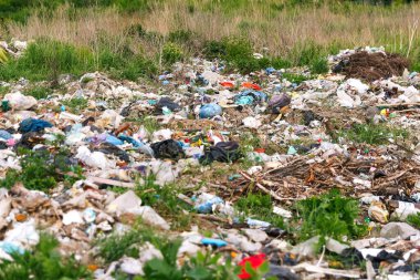Defocus büyük harabeler, Ukrayna enkazı, savaş. Rus saldırısından sonra ev üstüne ev. Doğal yeşil çimen arka planında büyük bir çöp yığını, küresel ısınma. Kirlilik. Çöp. Kyiv evde. Tüketim. Odaklanamıyorum.