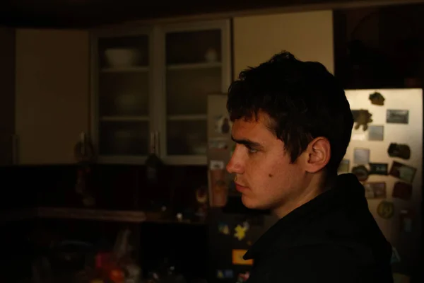 Defocus Portrait Young Man Dark Kitchen Millennial Dark Portrait Mental — Stockfoto