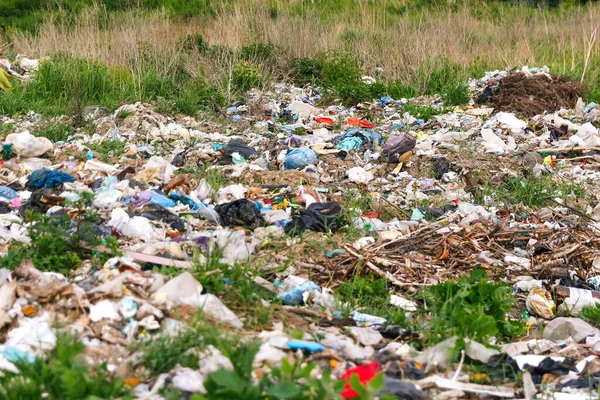 Defocus büyük harabeler, Ukrayna enkazı, savaş. Rus saldırısından sonra ev üstüne ev. Doğal yeşil çimen arka planında büyük bir çöp yığını, küresel ısınma. Kirlilik. Çöp. Kyiv evde. Tüketim. Odaklanamıyorum.