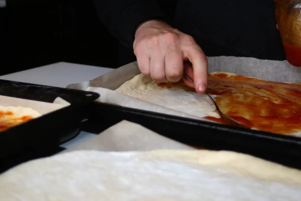 Defocus Αρσενικό Χέρι Κάνει Ζύμη Πίτσα Κόκκινη Σάλτσα Ντομάτας Σπιτική — Φωτογραφία Αρχείου