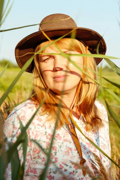 Defocus Gros Plan Portrait Extérieur Belle Jeune Femme Blonde Près — Photo