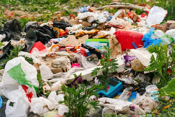 大的垃圾填埋场 生态概念 天然绿草背景上的大堆垃圾 全球变暖 穿上衣服污染 注意力不集中 — 图库照片