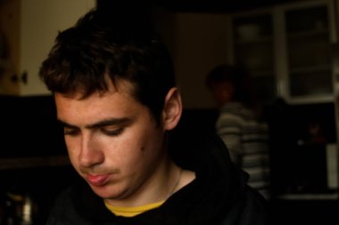 Karanlık mutfaktaki genç adamın defocus portresi. Milenyum karanlık portresi. Akıl sağlığı. Odaklanamıyorum.
