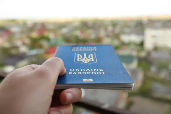 Дефокационный Паспорт Гражданина Украины Женской Руке Размытом Городском Фоне Крупным — стоковое фото