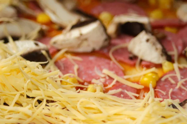 Defocus, üzerine taze rendelenmiş mozzarella peyniriyle tüm pizzayı yakın plan çek. Defocus hamur üzerinde pizza malzemelerini bulanıklaştırdı. Uzayı kopyala İtalyan mutfağı geçmişi. Odaklanamıyorum.
