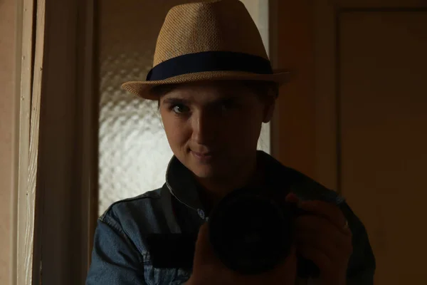 Defocus Young Woman Take Photography Mirror Reflection Millennial Woman Hat — Foto de Stock