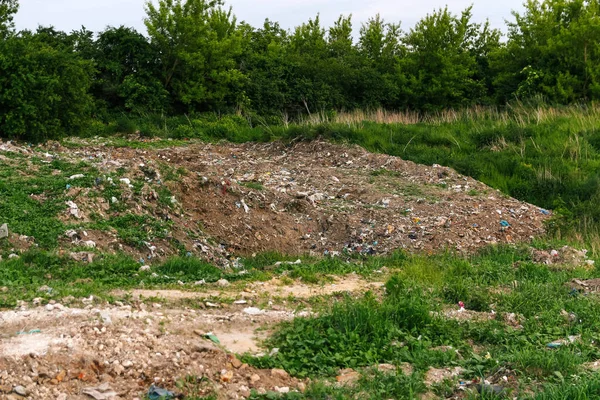 Defocus巨大的废墟 乌克兰的废墟 一次又一次的俄军进攻天然绿草背景上的大堆垃圾 全球变暖 摘要背景 注意力不集中 — 图库照片
