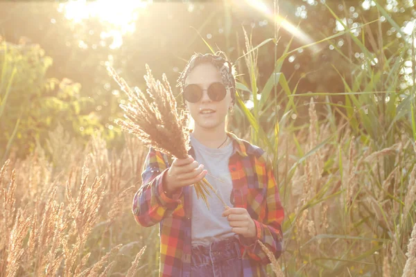 Defocus Teen Preteen Girl Walking Nature Background Little Kid Girl — Stockfoto