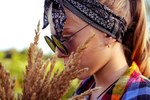 Defocus Closeup Hipster Portrait Teen Preteen Girl Walking Nature Background — Fotografia de Stock