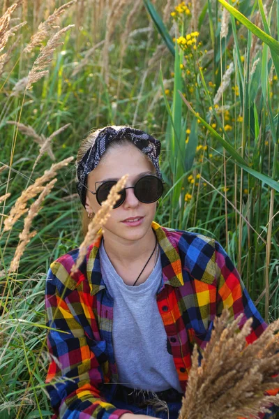 Desfoque Adolescente Menina Pré Adolescente Andando Fundo Natureza Uma Miúda — Fotografia de Stock