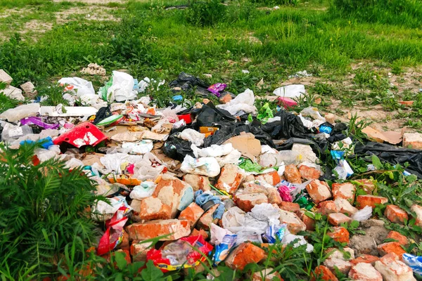 乌克兰沃洛德梅尔 2021 分散注意力模糊了巨大的垃圾填埋场 生态概念 天然绿草背景上的大堆垃圾 全球变暖 注意力不集中 — 图库照片