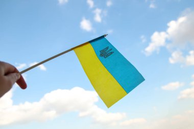 Ukrayna bayrağını kaldırın. Mavi gökyüzünde dalgalanan büyük ulusal sembol. Ukrayna 'yı destekle ve yardım et, Bağımsızlık Anayasa Günü, Ulusal Bayram. El ele tutuşan bayrak. Mariupol 'ü kurtar. Savaşı durdurun. Odaklanamıyorum.