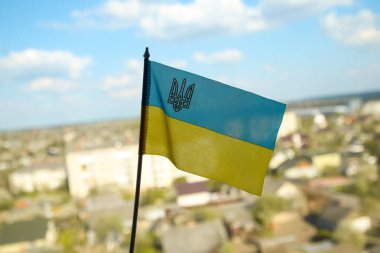 Ukrayna bayrağını kaldırın. Mavi gökyüzünde dalgalanan büyük ulusal sembol. Ukrayna 'yı destekle ve yardım et, Bağımsızlık Anayasa Günü, Ulusal Bayram. Huzur. Vatansever. Amblem ülkesi. Odaklanamıyorum.