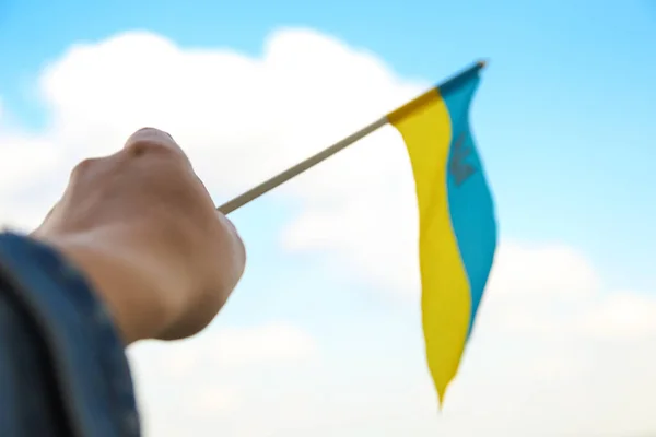 Sfoca Bandiera Ucraina Grande Simbolo Nazionale Svolazzante Nel Cielo Blu — Foto Stock