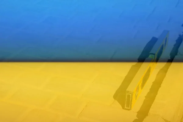 笛手铺在后院里 背景为石材地面质地 铺石路的黄灵层 单调的浅灰砖块落在地上 重建乌克兰 注意力不集中 — 图库照片