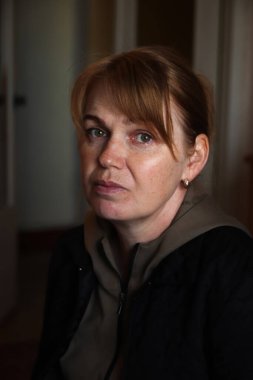 Genç Ukraynalı kadının Defocus portresi. Akıl sağlığı. 40 'lı yaşlarda kadın üzgün, ciddi, sorunları ve depresyonu var. Psikoloji konsepti. Stres ve acı. Karanlık arka plan. Odaklanamıyorum.