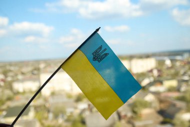 Ukrayna bayrağını kaldırın. Mavi gökyüzünde dalgalanan büyük ulusal sembol. Ukrayna 'yı destekle ve yardım et, Bağımsızlık Anayasa Günü, Ulusal Bayram. Huzur. Vatansever. Odaklanamıyorum.