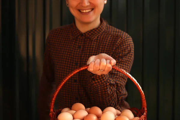 Banyak Telur Keranjang Wanita Muda Tersenyum Memegang Seluruh Keranjang Telur — Stok Foto