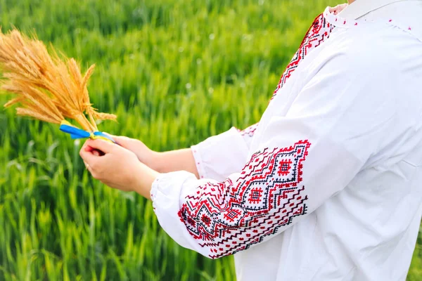 Defocus Woman Vyshyvanka Holding Bouquet Ripe Golden Spikelets Wheat Tied — Stock Photo, Image
