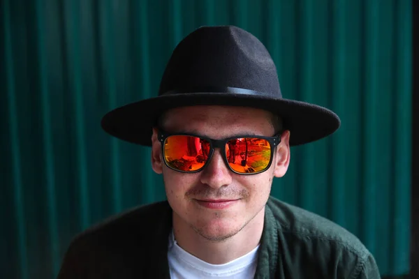 패션맨 미소짓는 남자의 모델이죠 색안경을 현대푸른 배경의 — 스톡 사진