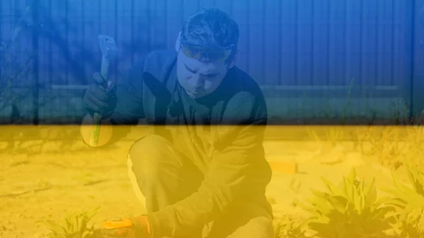 Дефокус Молодий Будівельник Пухнастими Щоками Жовтих Окулярах Видаляє Нерівності Стяжці — стокове фото