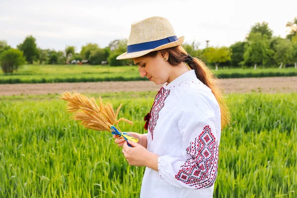 Defocus Ung Kvinna Vyshyvanka Och Hatt Innehav Bukett Mogna Gyllene — Stockfoto